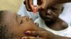 Vaccination d'un enfant contre la polio près de Franceville, au Gabon, 2 août 2001. 
