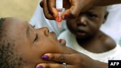 Vaccination d'un enfant contre la polio près de Franceville, au Gabon, 2 août 2001. 