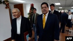 Edgar Zambrano fue uno de los diputados que acompañó al presidente interino de Venezuela, Juan Guaidó, y algunos militares el martes en su llamado al "cese definitivo de la usurpación".