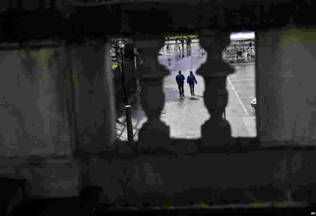 Police guard the Beau Rivage Palace Hotel during an extended round of talks on Iran&#39;s nuclear negotiations, in Lausanne, Switzerland, April 1, 2015.