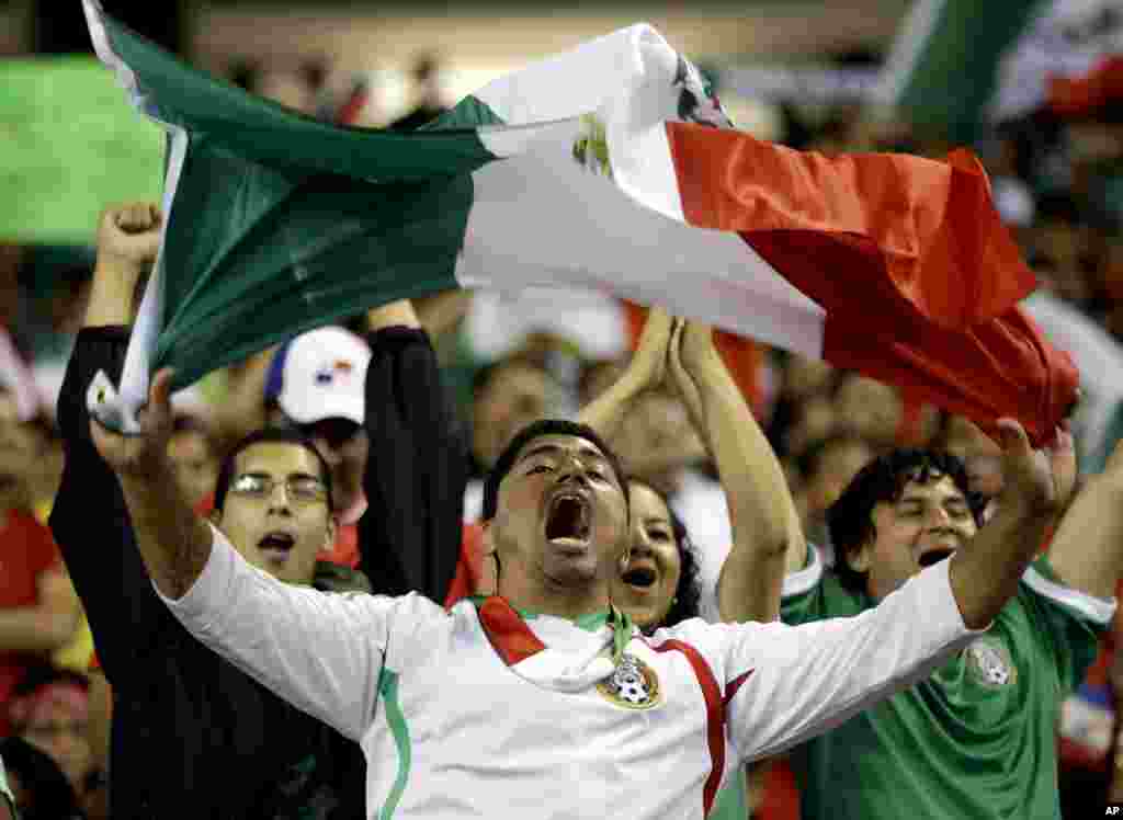 Un fanático de México celebra el gol de Raúl Jiménez contra Trinidad y Tobago en la primera ronda.