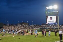 Mississippi St. Bulldogs merayakan kemenangan mereka melawan Vanderbilt Commodores di TD Ameritrade Park, Omaha, Nebraska, AS, 30 Juni 2021. (Steven Branscombe-USA TODAY Sports/REUTERS)