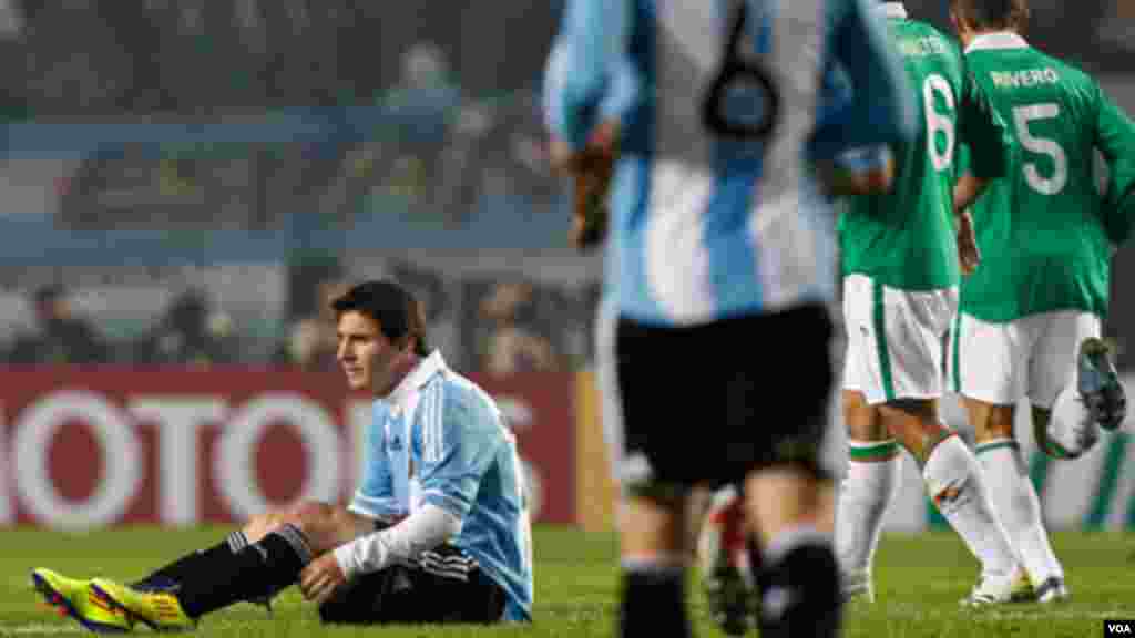 Lionel Messi, à gauche, assis sur la pelouse pendant un match de football de la Copa America contre la Bolivie à La Plata, en Argentine, 1er juillet, 2011. Le quintuple Ballon d’or court encore après un sacre de la Copa America et du Mondial. 