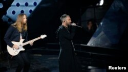 Grup band Maroon 5 dan vokalis utama, Adam Levine, tampil di iHeartRadio Music Awards, 11 Maret 2018.
