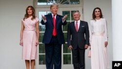 El presidente Trump y la primera dama, Melania, dieron la bienvenida al rey de Jordania y su esposa, la reina Rania.