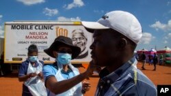 Campagne de dépistage du coronavirus à Lenasia South, au sud de Johannesburg, en Afrique du Sud, le mardi 21 avril 2020. (AP Photo/Themba Hadebe)