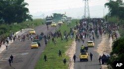 Congolese police chase supporters of opposition candidate Martin Fayulu who were marching towards Nsele, 50kms east of Kinshasa, Democratic Republic of the Congo, Dec. 19, 2018. 