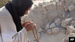 Mohamed Maouloud Ould Mohamed, un des maçons réparateurs des mausolées de Tombouctou, dit sa priere devant une tombe endommagée de Tombouctou, au Mali, 4 Avril 2014