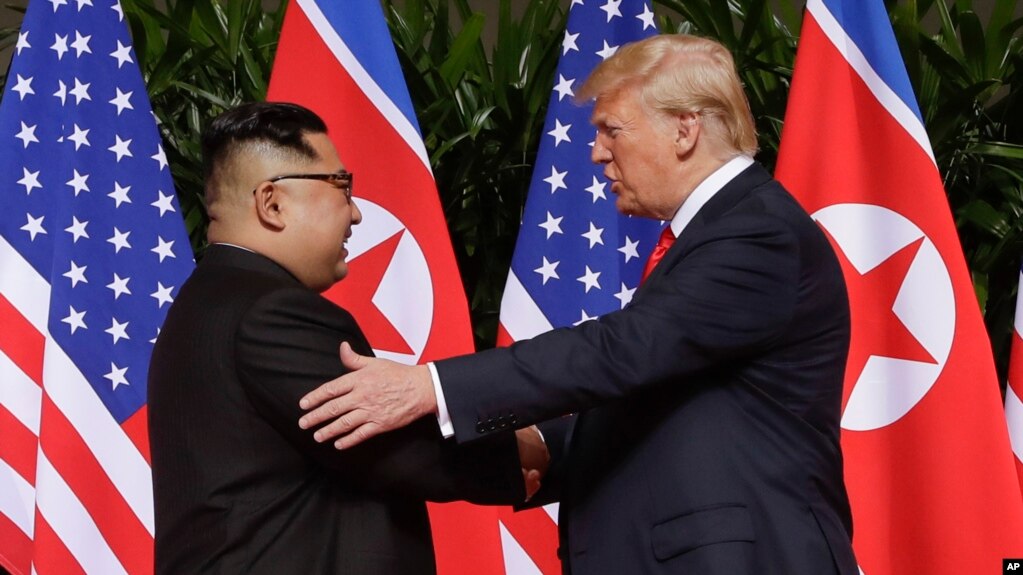 Cuộc gặp mặt giữa Tổng thống Donald Trump (phải) và lãnh tụ Bắc Hàn Kim Jong Un được tổ chức tại Singapore hôm 12/6 được cho là một "thành tựu lớn của Hoa Kỳ", theo hơn 1/2 số người Mỹ tham gia khảo sát của CNN.