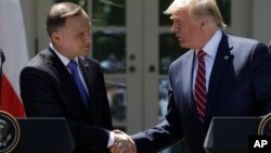 Predsednici Poljske i SAD, Andžej Duda i Donald Tramp, rukuju se na konferenciji za novinare u Beloj kući, 12. jun 2019. (Foto: AP/Evan Vucci)