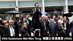 香港法律界人士在律政中心門外集會，要求與律政司司長鄭若驊對話，不過鄭若驊沒有露面 (攝影： 美國之音湯惠芸）