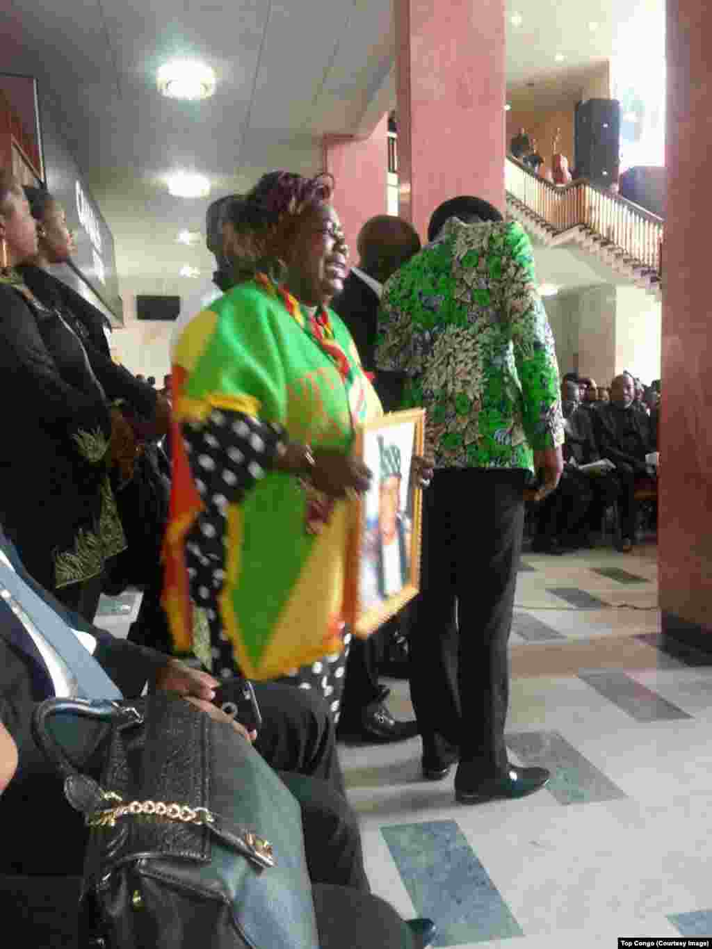 Les fans étaient nombreux au Palais du peuple pour rendre hommage une dernière fois à leur chanteur, Kinshasa, 2 mai 2016, (Top Congo FM)