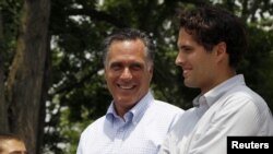 Ông Mitt Romney (trái) và con trai tại một cuộc vận động ở Ohio