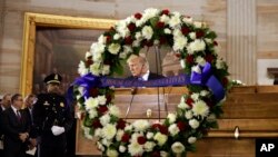 El presidente Donald Trump rindió honor al féretro del reveendo Billy Graham en la rotonda del Capitolio, en Washington, D.C. el miércoles, 28 de febrero de 2018.