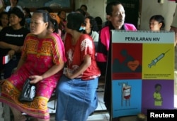 Warga yang tinggal dekat kawasan lokalisasi sedang menunggu giliran untuk tes HIV di Jakarta, 22 Juli 2004. (Foto: dok/Reuters) )