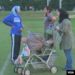 Beberapa perempuan berkerudung bercakap-cakap di sebuah taman di Murfreesboro, Tennessee. Pembangunan masjid di kota kecil ini walaupun telah disetujui, masih mengundang protes dari sebagian warga.