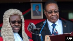 Le président Mutharika et le juge en chef Andrew Nyirenda à Blantyre au Malawi le 28 mai 2019. (Photo by AMOS GUMULIRA / AFP)