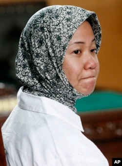 Prita Mulyasari, mantan pasien yang dituntut oleh RS Omni International karena dianggap mencemarkan nama baik RS tersebut di pengadilan di Tangerang, Banten, 29 Desember 2009.