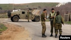 지난 10일 이스라엘 군인들이 골란고원 시리아 접경지역 도로를 통제하고 있다.