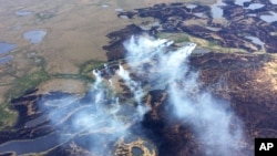 ផ្សែង​ផុល​ចេញ​ពី​ល្អាង Bogus Creek Fire នៅ​តំបន់​អភិរក្ស Yukon Delta National Wildlife Refuge នៅ​រដ្ឋ​ Alaska។ លោក​បារ៉ាក់​ អូបាម៉ា៖​ ពលរដ្ឋរស់នៅរដ្ឋ ​Alaska ​រង​ឥទ្ធិពល​ពីការ​ប្រែប្រួល​អាកាស​ធាតុ។