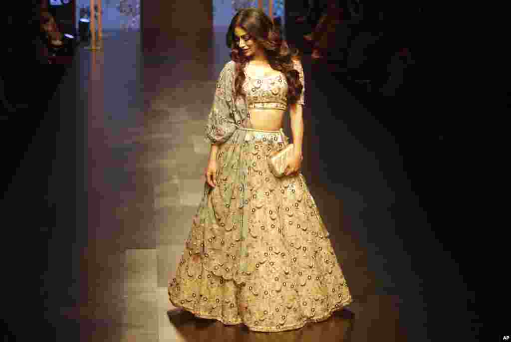 «مونی روی»، (Mouni Roy) سی و سه ساله، مدل و بازیگر سینمای بالیوود در هفته مد بمبئی، لباسی از یک طراح هندی به تن کرده است.
