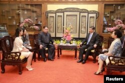 Kim Jong Un y su esposa Ri Sol Ju (izquierda) conversan con el presidente chino, Xi Jinping, y su esposa, Peng Liyuan.