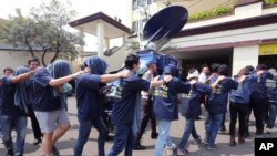 İndoneziyanın polis zabitləri şimali Cakartada gey saunasına edilən reyd zamanı onlarla geyi həbs edib.