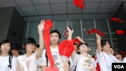 遊行人士在終點揭開蒙眼的紅布並放走手上的氣球，喻意拒絕當局的洗腦國民教育政策