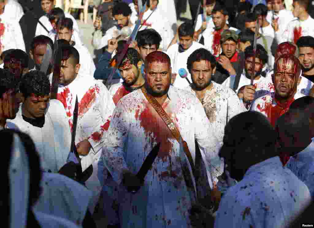 Muçulmanos iraquianos shiitas sangram depois de se auto-flagelarem com espadas na testa, em celebração do Ashoura, em Bagdad. Mais de um milhão de muçulmanos shiitas se reúnem em santuários e mesquistas por todo o país para este ritual religioso.&nbsp; 