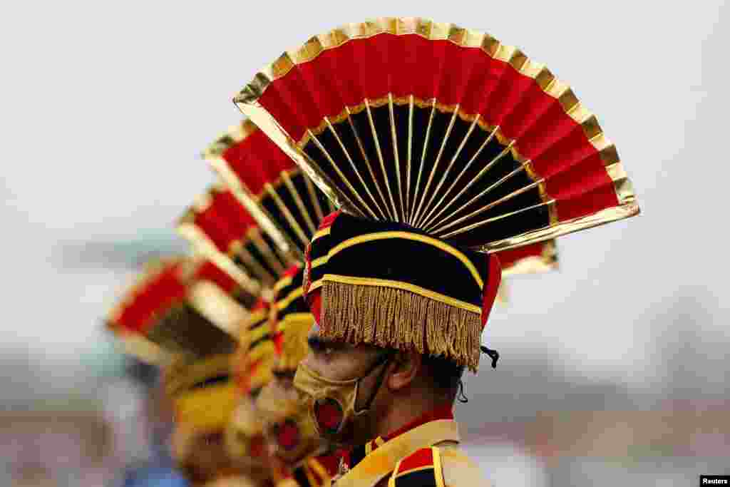 Police personnel wearing face masks take part in a full-dress rehearsal for India&#39;s Independence Day celebrations at the historic Red Fort in Delhi, India.