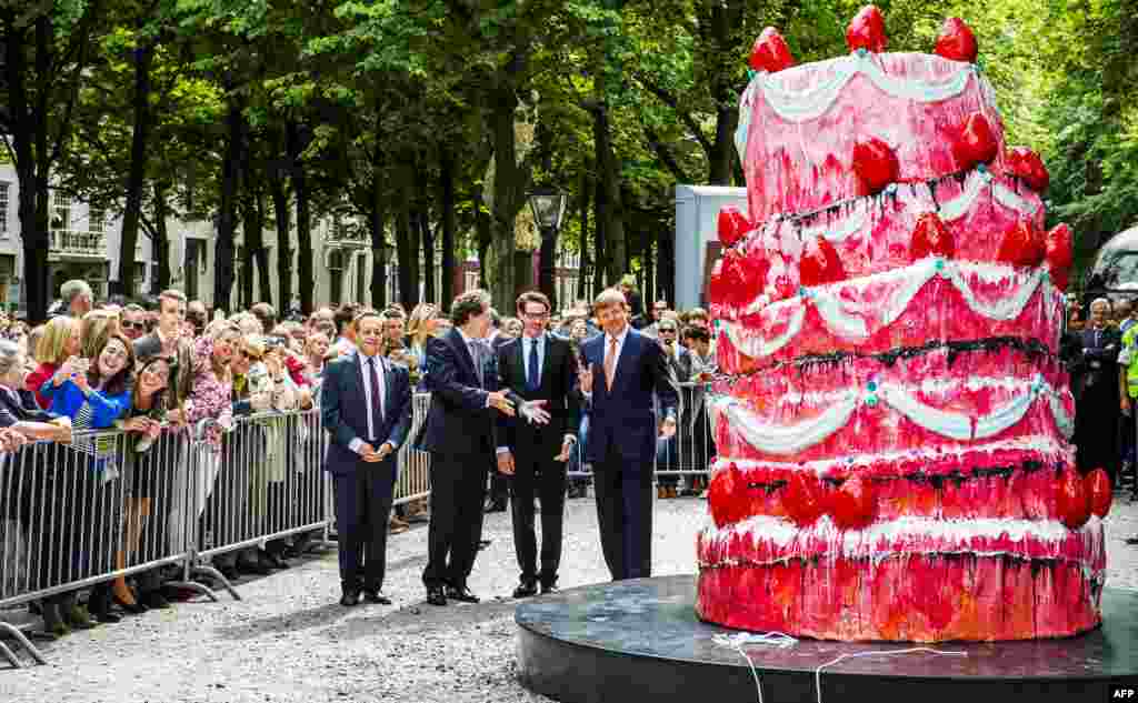 Hollanda Kralı Willem-Alexander, sanatçı Vincent Olinet&nbsp; ve Jan Teeuwisse Hollanda&#39;nın Lahey şehrindeki &#39;Grandeur - French Sculpture Arts From Laurens Till Now&#39; heykel sergisinin&nbsp; açılışına katıldı.