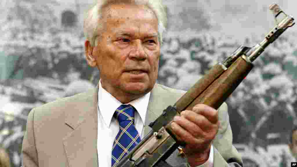 O inventor do fuzil de assalto mais conhecido por Kalashnikov, Mikhail Kalashnikov, morreu a 23 de Dezembro, aos 94 anos. A arma ganhou a aceitação mundial pela forma simples, produção barata, bem como a durabilidade e fácil manutenção.