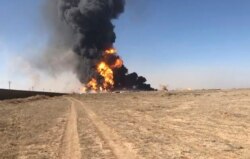 Dalam gambar yang diambil dari video ini, asap mengepul dari kapal tanker bermuatan bahan bakar yang terbakar di perbatasan Islam Qala dengan Iran, di Provinsi Herat, sebelah barat Kabul, Afghanistan, Sabtu, 13 Februari 2021.