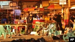 Cảnh sát Philippines kiếm tra xác của các nạn nhân trong vụ nổ tại khu chợ đêm, vốn giết chết 10 người và làm bị thương nhiều người khác tại thành phố miền Nam Davao, Philippines, tối thứ 6 ngày 02 tháng 09 năm 2016. 