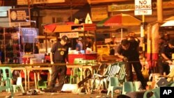 Polisi Filipina memeriksa barang bukti pasca ledakan di sebuah pasar malam hari di Davao, Filipina selatan hari Jumat (2/9). 