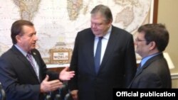 Ο Ε. Βενιζέλος με τον ελληνοαμερικανό Βουλευτή, Κώστα Μπιλιράκη (δεξιά) και τον Πρόεδρο της Επιτροπής Εξωτερικών Υποθέσεων της Βουλής των Αντιπροσώπων, Έντουαρντ Ρόις (αριστερά)