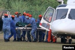 Jenazah yang diyakini sebagai Nora Anne Quorin, remaja berusia 15 tahun yang hilang, tiba setelah dievakuasi dengan helikopter di Seremban, Malaysia, Selasa, 13 Agustus 2019.