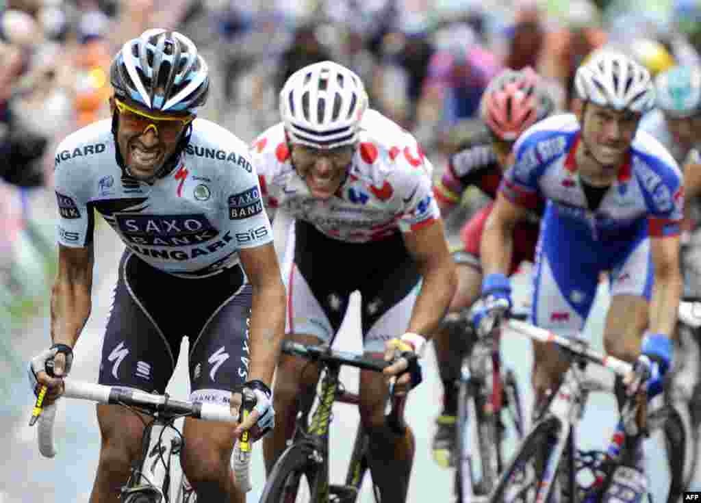 5 tháng 7: Cua-rơ Alberto Contador (Trái) của Tây Ban Nha, kế tiếp là Philippe Gilbert của Bỉ, trong chặng thứ 4 của Vòng Đua Pháp Quốc 2011. REUTERS/Bernard Papon