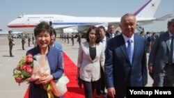 박근혜 한국 대통령이 16일 우즈베키스탄 타슈켄트 공항에 도착, 영접나온 카리모프 대통령과 환담장소로 이동하고 있다.