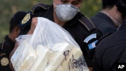 ARSIP – Polisi anti narkotika membawa sekantong paket kokain yang akan dibakar di Guatemala City dalam foto yang diambil tanggal 23 April 2008 (foto: AP Photo/Rodrigo Abd, Arsip)