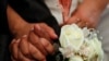资料照：一对夫妇在婚礼上手握手。