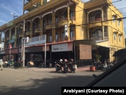 Suasana kedai kopi di pusat Kota Bireun, Aceh, Selasa, 4 September 2018. (Foto: Arabiyani)