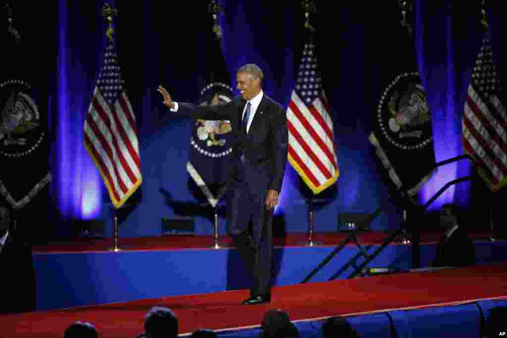 Rais Barack Obama akiwasili kutoa hotuba yake ya mwisho kama kiongozi wa Marekani kwenye uwanja wa McCormick mjini Chicago, Jan. 10, 2017.