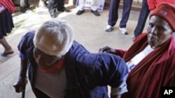 非索韦托一名老年选民艰难地走进当地市政府官员选举投票站(2011年5月18号资料照)