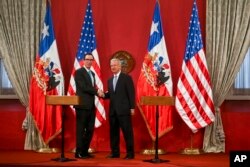 El secretario del Tesoro de EE.UU., Steven Mnuchin y el ministro de Finanzas chileno Felipe Larraín, al final de una rueda de prensa conjunta en Santiago de Chile. Marzo 21 de 2018.