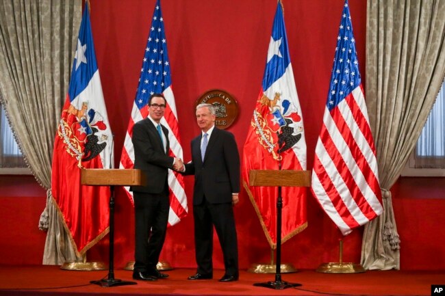 El secretario del Tesoro de EE.UU., Steven Mnuchin y el ministro de Finanzas chileno Felipe Larraín, al final de una rueda de prensa conjunta en Santiago de Chile. Marzo 21 de 2018.