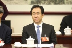 资料照：中国恒大集团董事长许家印2018年3月4日在北京出席中国人民政治协商会议的小组讨论会。