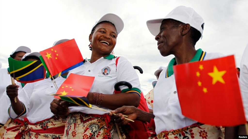 资料照：坦桑尼亚妇女在达累斯萨拉姆尼雷尔国际机场准备欢迎中国国家主席习近平抵达。（2013年3月24日）(photo:VOA)