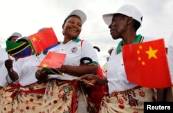 坦桑尼亚人等候迎接中国主席习近平（2013年3月24日）