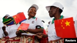 坦桑尼亞婦女在達累斯薩拉姆尼雷爾國際機場準備歡迎中國國家主席習近平抵達。（2013年3月24日）